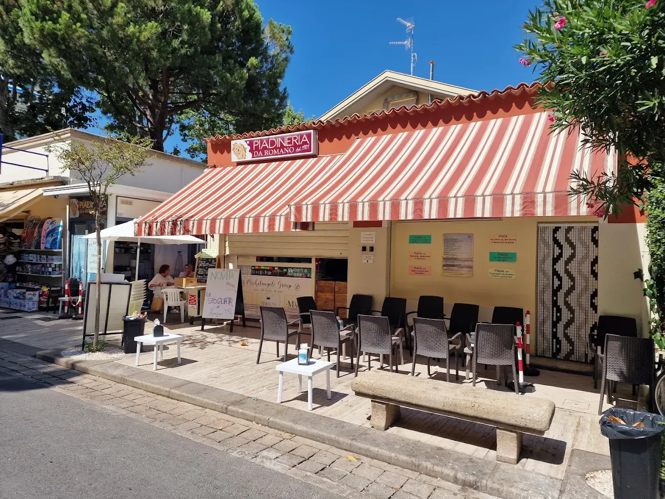 Il chiosco Da Romano con la tenda a righe rosse e panna